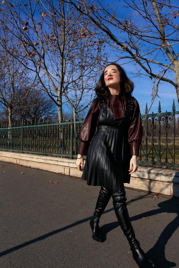 Quelles techniques pour intégrer des vêtements en cuir dans une tenue d'été?