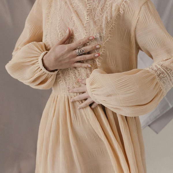 Comment choisir une ceinture à franges pour structurer une robe ample?